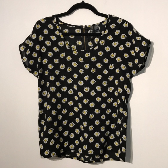 Fun & Flirt Tops - Daisy print short sleeve